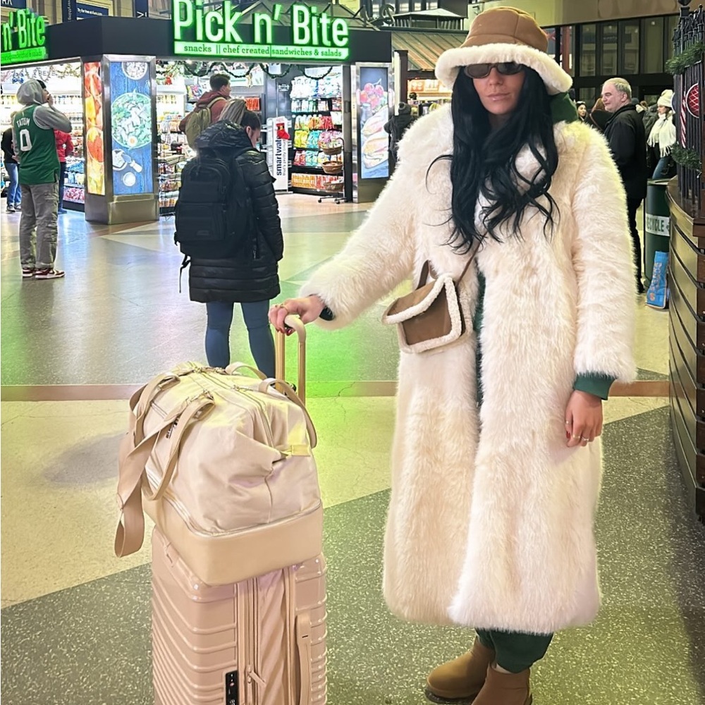 White Faux Fur coat from H&M worn one time size small (oversized)